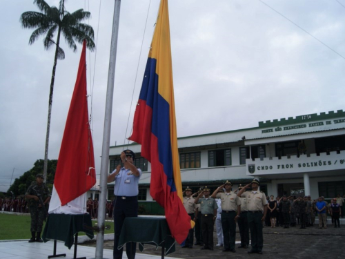 Fuerza Aérea Colombiana rinde homenaje a los símbolos patrios en izada de pabellón tripartita