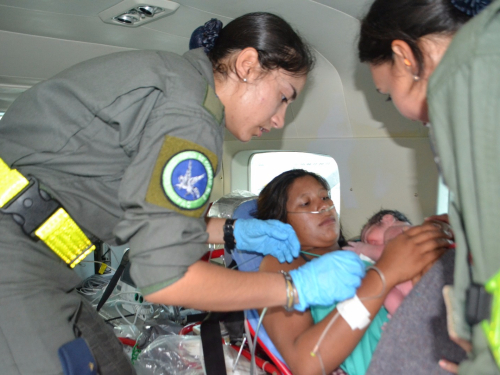 Bebé indígena nació en avión de la Fuerza Aérea 