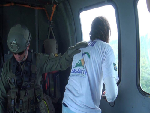 Fuerza Aérea Colombiana apoya labores de búsqueda de parapentista accidentado