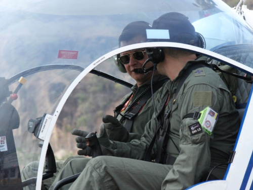Comandante de la Fuerza Aérea voló helicóptero OH-13  