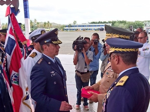Comandante FAC es condecorado en aniversario de la Fuerza Aérea de República Dominicana 