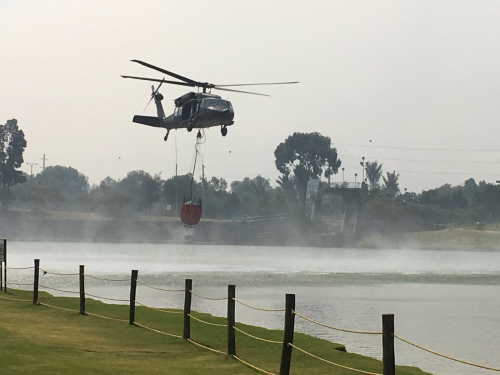 Dos helicópteros de la Fuerza Aérea Colombiana combaten incendios en Bogotá 