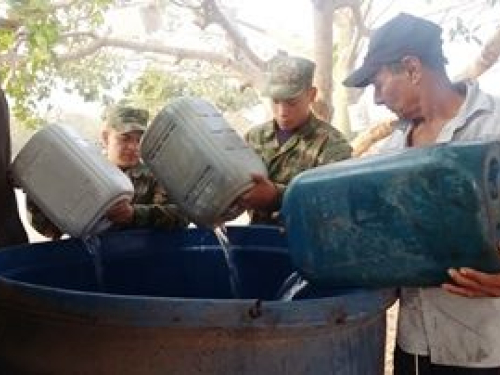 La Fuerza Aérea lleva agua a familias de Malambo, Atlántico.
