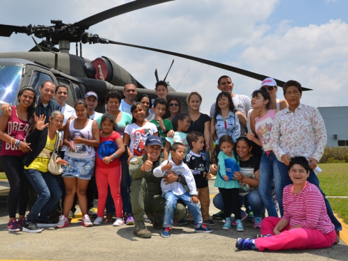 Niños con discapacidad visual pudieron sentir el "Ángel” de la Fuerza Aérea Colombiana