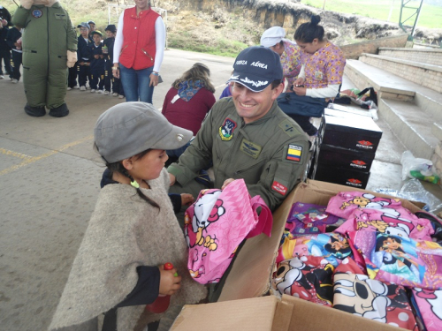 Niños campesinos de Subachoque reciben kits escolares de la Fuerza Aérea
