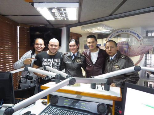 Pipe Bueno visita la Emisora de la Fuerza Aérea Colombiana