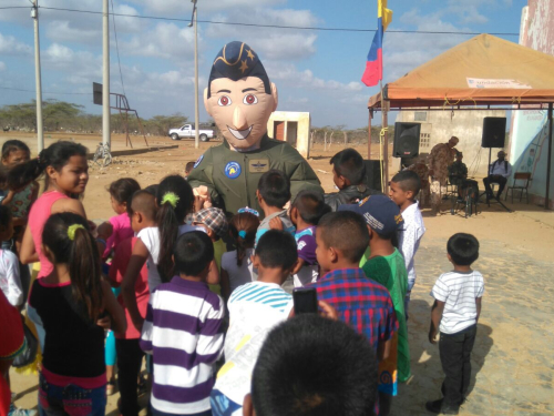 Ayuda humanitaria transportada por la Fuerza Aérea ya está siendo entregada a la comunidad Guajira 