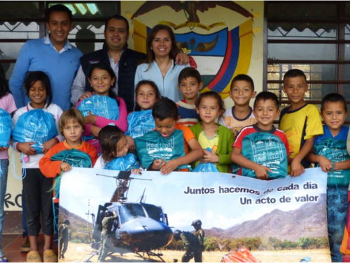 Fuerza Aérea Colombiana contribuye con la entrega de kits escolares  en Toledo, Norte de Santander