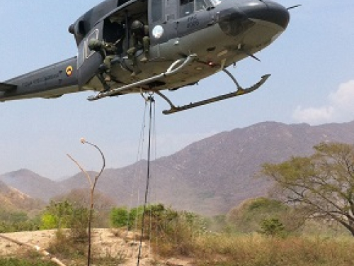 Helicóptero del CACOM-3 realiza extinción de incendios en Valledupar
