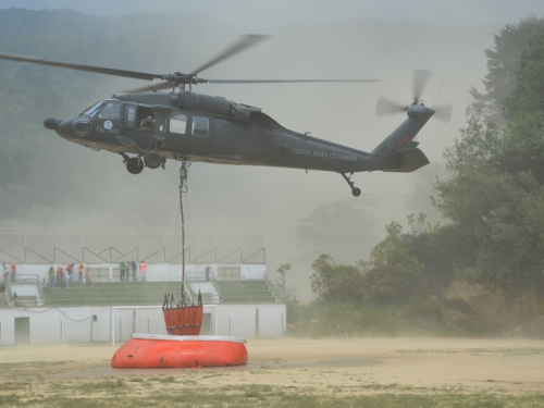 Fuerza Aérea Colombiana apoya labores de extinción de incendio en Belmira- Antioquia