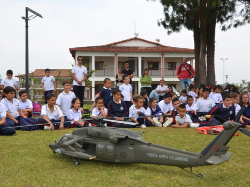 130 niños fueron pilotos por un día en el CACOM 5