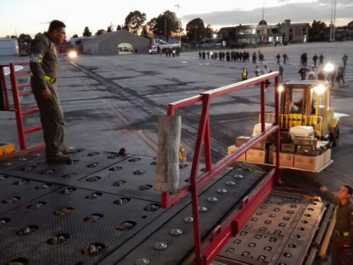 Ayuda humanitaria llega a Ecuador en aeronave de la Fuerza Aérea Colombiana