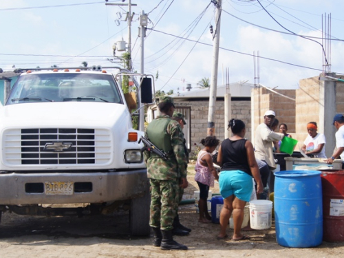 Grupo Aéreo del Caribe lleva agua a diferentes barrios de la Isla de San Andrés 