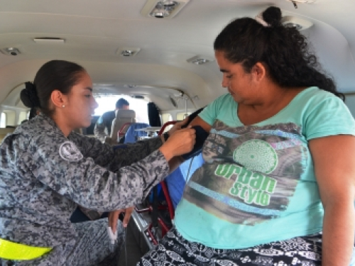Mujer en estado de gravidez es trasladada por la Fuerza Aérea