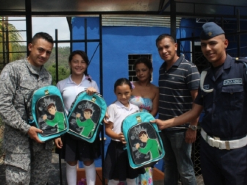 La Fuerza Aérea Colombiana apoya la población infanti
