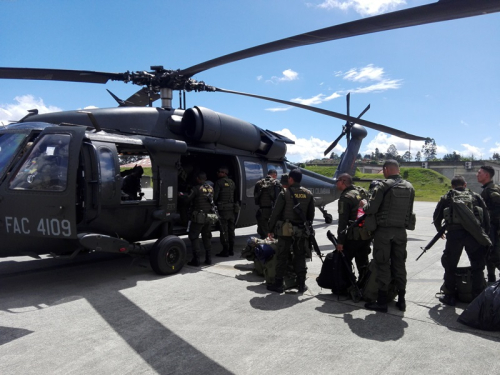 Fuerza Aérea transporta uniformados de la Policía hacia Puerto Claver