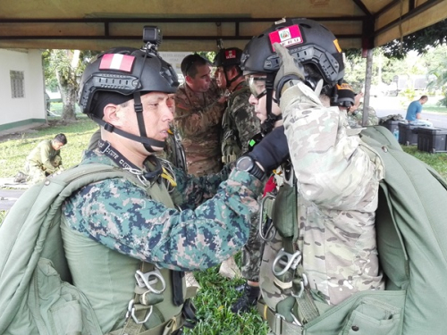 Militares de Estados Unidos, Perú y Colombia desafían las alturas en el Meta