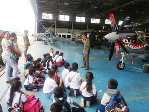 Colegio Juan de la Fontana conoce la misión de la Fuerza Aérea Colombiana