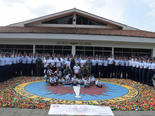 Con tapas plásticas de colores la Fuerza Aérea Colombiana beneficia a niños con cáncer