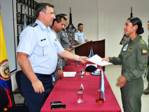 Militares culminan cursos en el Comando Aéreo de Combate No.1 