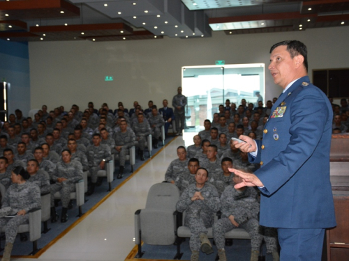 Emotiva visita del Comandante de la Fuerza Aérea a ESUFA