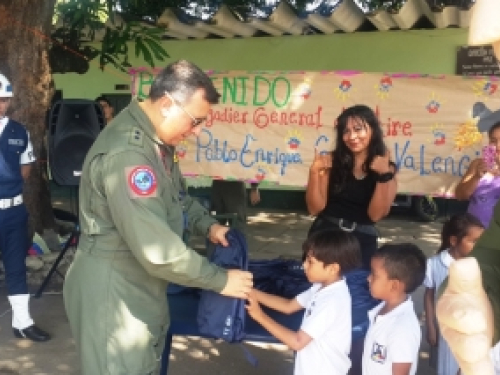 Fuerza Aérea Colombiana beneficia a 150 niños de Puerto Salgar con kits escolares