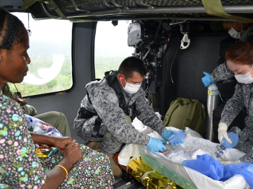 Helicóptero "Ángel" de la Fuerza Aérea salva la vida de dos neonatos en Antioquia