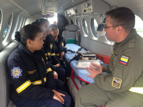 Estudiantes de la Universidad Militar conocen avión ambulancia FAC