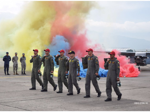Militares centroamericanos cumplen el sueño de "volar solos" en Colombia