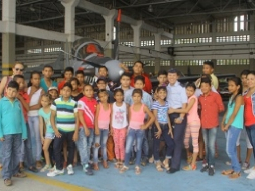 Los niños de Aguas de Malambo visitan el Comando Aéreo de Combate No. 3