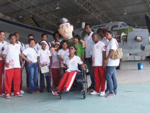 Niños de la Fundación Manuel Alejandro Vélez conocieron la misión de la FAC en San Andrés 