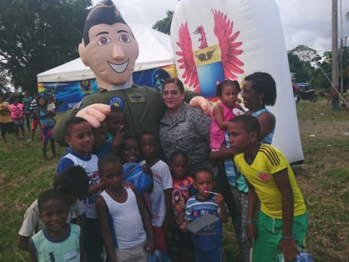 Fuerza Aérea Colombiana extiende sus alas a los habitantes de Nuquí, Chocó 