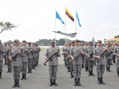 Soldados de aviación juran fidelidad a su bandera 