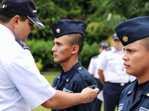 Imposición de insignias de dragoneante a soldados de aviación