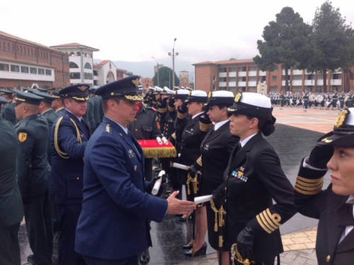 Comandante Fuerza Aérea asiste a ceremonia de ascenso de oficiales