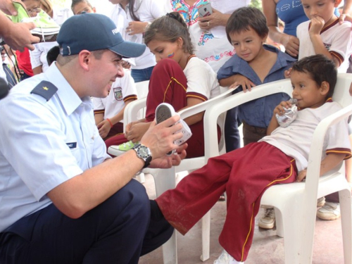Fuerza Aérea Colombiana entrega tenis nuevos a niños tolimenses para asistir a la escuela
