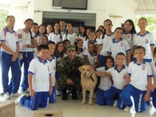 Niñas y niños de la Institución Educativa Guarinocito conocen la misión de la Fuerza Aérea