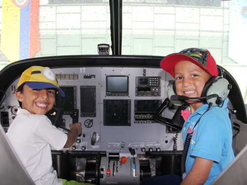 Niños de Leticia conocen la misión del Grupo Aéreo del Amazonas