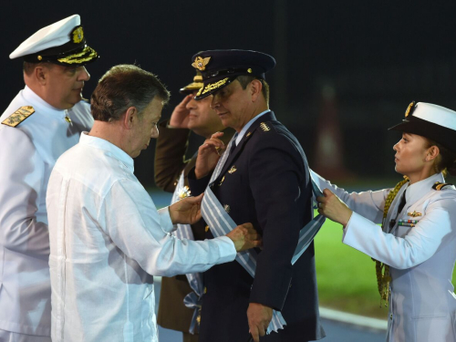 Comandante FAC condecorado en Cartagena 