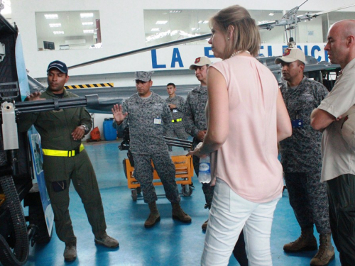 Viceministra de Defensa y comandante de la Fuerza Aérea  visitan  Comando Aéreo de Combate No. 4