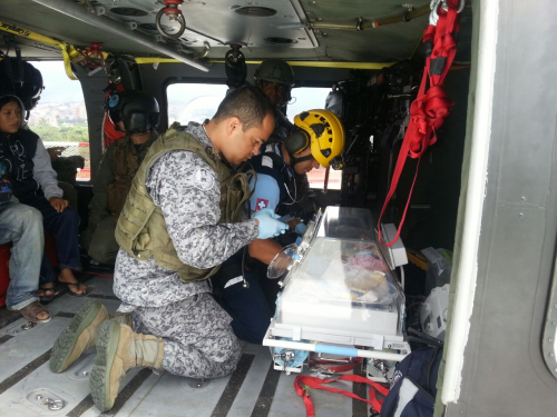 Bebé es evacuado por la Fuerza Aérea 