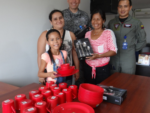 Niños del resguardo indígena "El Quince" fueron beneficiados por la Fuerza Aérea 
