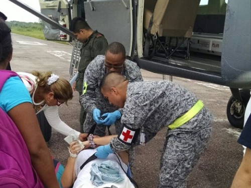Mujer gestante es trasladada por la Fuerza Aérea Colombiana