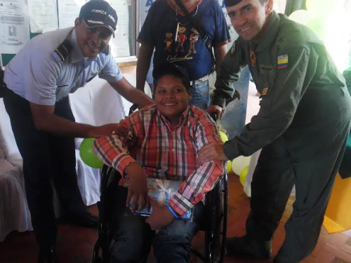 Fuerza Aérea y Gobernación del Vichada mejoran la calidad de vida de un menor con discapacidad