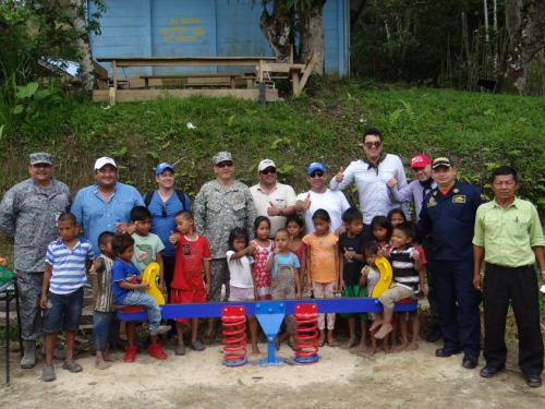 Etnia Tikuna en el Amazonas recibe parque infantil 