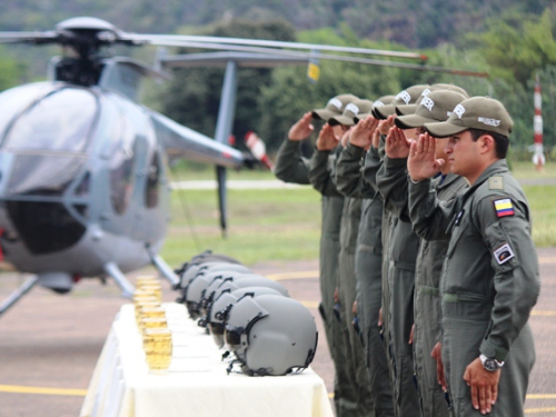 Oficiales de la Fuerza Aérea Colombiana logran su "Vuelo solo"