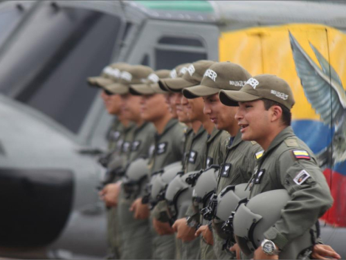 Nuevos pilotos de helicóptero de la Fuerza Aérea al servicio de la nación