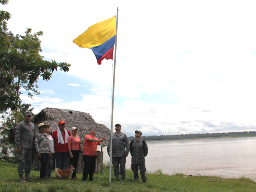 GAAMA y Gobernación Departamental visten de tricolor el Río Amazonas