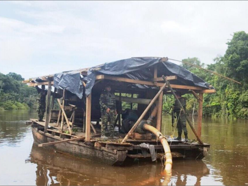 Fuerza Aérea propina golpe a la minería ilegal en el Amazonas 