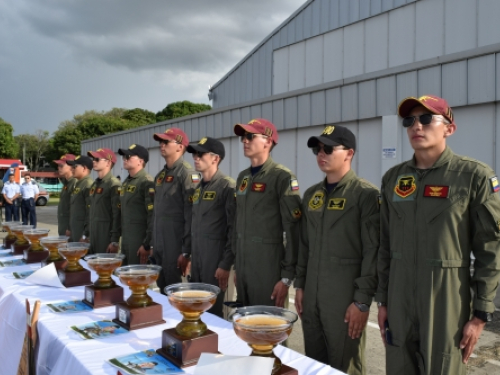 Subtenientes del Curso 89 finalizan con éxito su primer "vuelo solo" en la Base Aérea de Cali